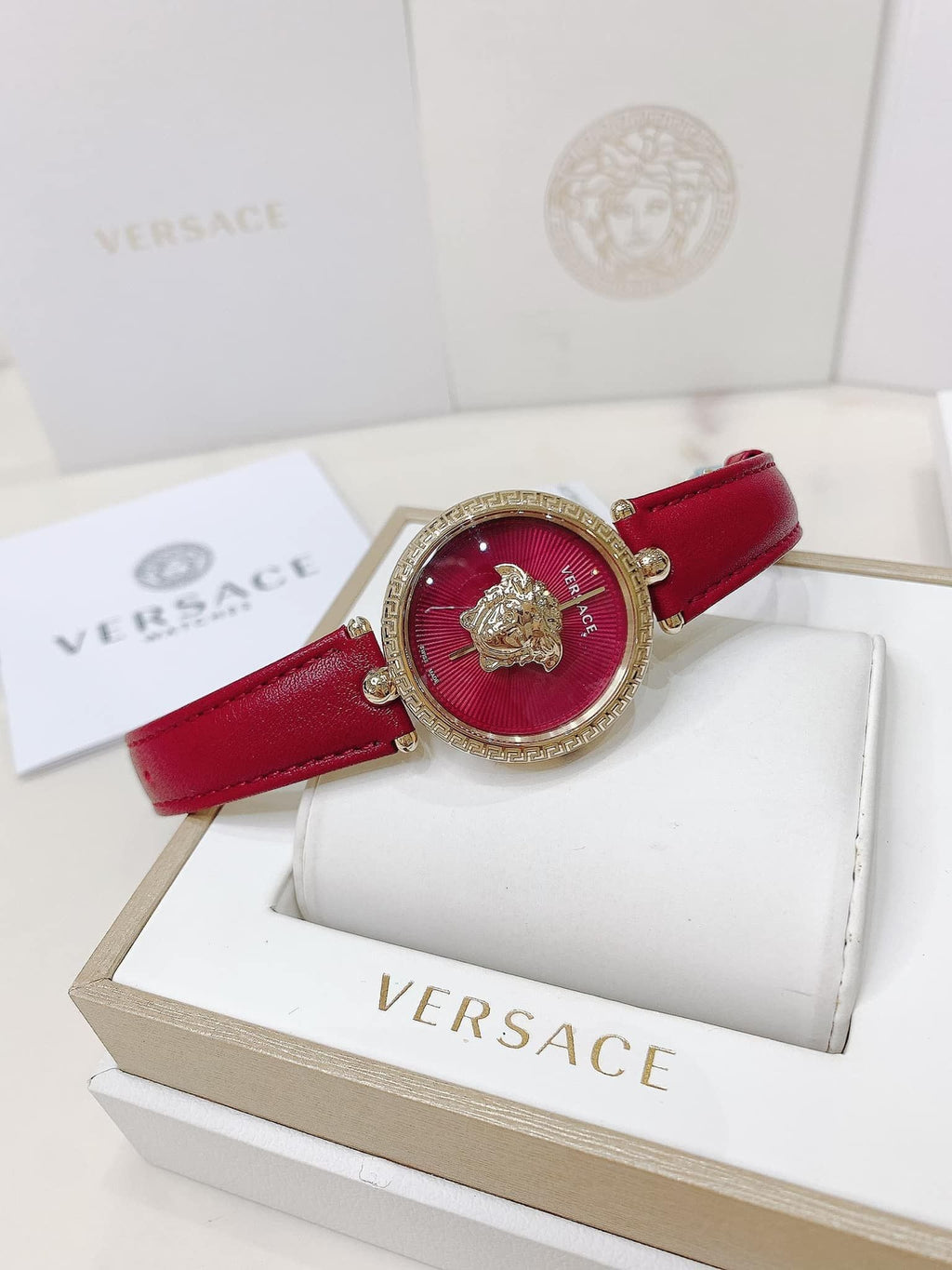 Versace Palazzo Empire Red – L’Expression Ultime du Luxe Italien